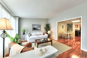 Smart TV, chimenea, tenis de mesa y libros 