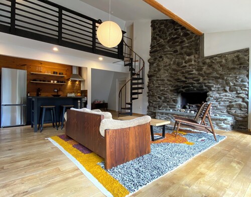 Beautiful stream side cottage in the woods