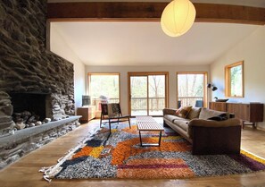 Smart TV, fireplace, stereo - Beautiful stream side cottage in the woods (Kerhonkson)