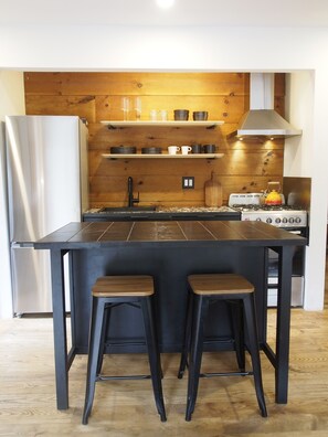 Kjøleskap, ovn, kokeplater og kaffetrakter/tekoker