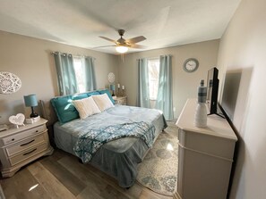 3 bedrooms, desk, iron/ironing board, travel crib - 2 Bedroom, King Bed, Pets welcome, washer and dryer (Monroe)