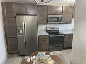 Réfrigérateur, micro-ondes, four, plaque de cuisson