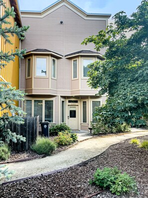 Jackson Creek Cottage 180 East F | デスク、アイロン / アイロン台、WiFi (無料)、ベッドシーツ