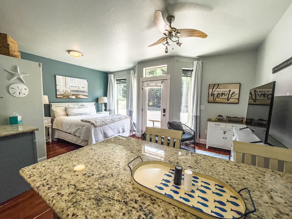 Parkside Cottage 175 East E | Bureau, fer et planche à repasser, Wi-Fi gratuit, draps fournis