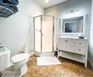 Parkside Cottage 175 East E | Badezimmer