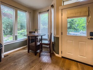 Jackson Creek Cottage 180 East F | 専用キッチン | 冷蔵庫、電子レンジ、コンロ、コーヒー / ティーメーカー