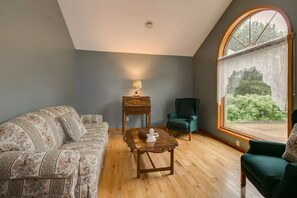 Chimenea, reproductor de DVD, futbolito, estéreo