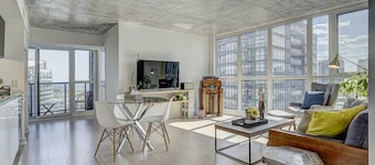 Spectacular Lake view! spacious 3 bedroom condo, A+ amenities