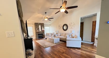 3 bedroom, private heated pool, hot tub & less than 20 minutes from the beaches!
