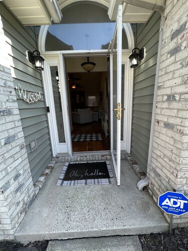 3 bedroom, private heated pool, hot tub & less than 20 minutes from the beaches!