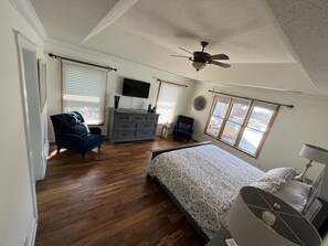 3 bedrooms, desk, iron/ironing board, WiFi - 3 bedroom, private heated pool, hot tub & less than 20 minutes from the beaches! (Longs)
