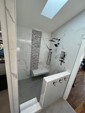 Ensemble douche/baignoire, sèche-cheveux, serviettes fournies, savon