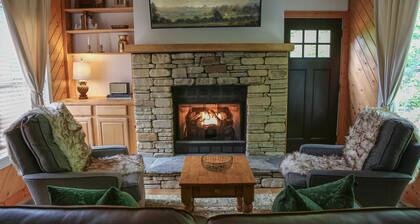 Charming 2BR Highlands Cottage with Cozy Fireplace, 3 Min to Main St & Dry Falls