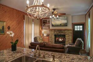 Interior - Charming 2BR Highlands Cottage with Cozy Fireplace, 3 Min to Main St & Dry Falls (Highlands)