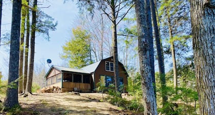 Cozy, lake view cottage in Ellsworth, Maine!