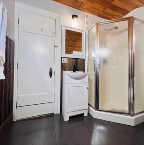 Bathtub, hair dryer, towels, soap - Cozy, lake view cottage in Ellsworth, Maine! (Ellsworth)