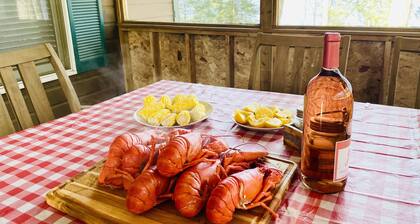 Cozy, lake view cottage in Ellsworth, Maine!