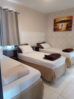 经典三人房 | 特色装修、特色家居、笔记本电脑工作区、免费 WiFi