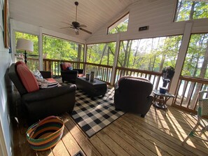 TV connectée, lecteur de DVD, livres, médiathèque