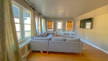 Een smart-tv en een open haard