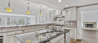 Château Resort on Lake w/Saltwater Pool + HotTub