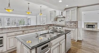 Château Resort on Lake w/Saltwater Pool + HotTub