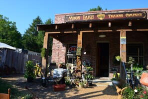Ein Backsteinhaus mit einem Schild, auf dem „Moon Lake Trading Company“ steht.