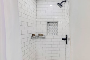 Ensemble douche/baignoire, sĂšche-cheveux, serviettes fournies, savon
