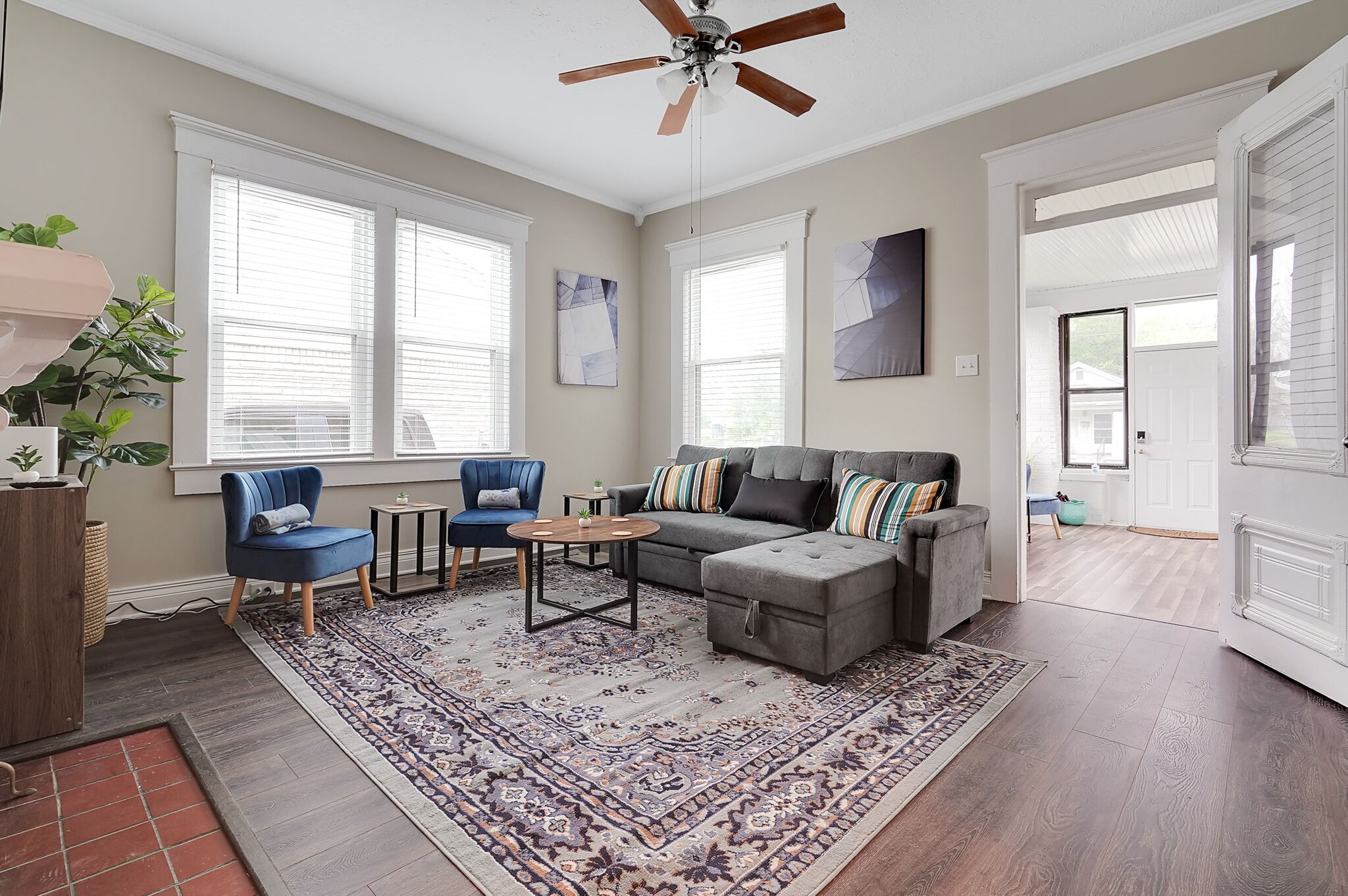 Smart-TV, Kamin, Tischfußball, Tischtennisplatte