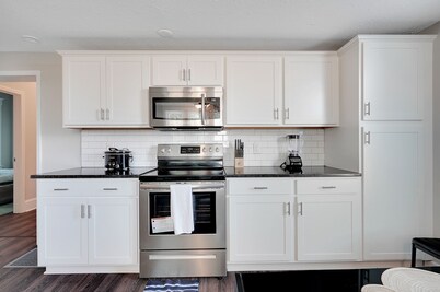 Stylish Jeffersonville Home - Mins from Louisville
