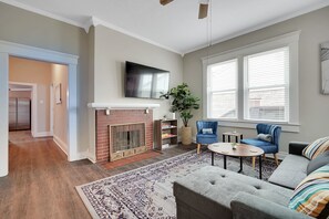 Smart TV, chimenea, futbolito y tenis de mesa