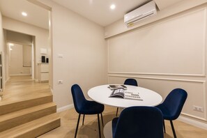 Dining - Blue Santa Croce apartment by Mmega (Florence)