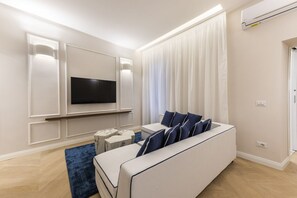 Living area - Blue Santa Croce apartment by Mmega (Florence)