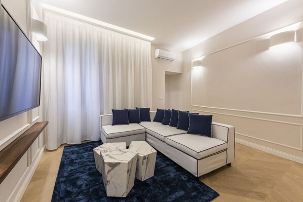 Living area - Blue Santa Croce apartment by Mmega (Florence)