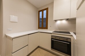 Jääkaappi, uuni, liesi, astianpesukone