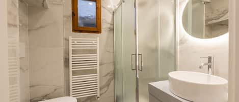 Regadera, secadora de cabello, bidet, toallas