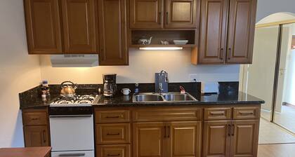 Private studio less than a mile from the beach, with Full Kitchen and Bathroom