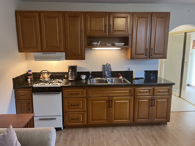 Private studio less than a mile from the beach, with Full Kitchen and Bathroom