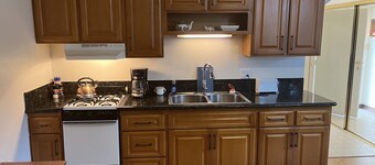 Private studio less than a mile from the beach, with Full Kitchen and Bathroom