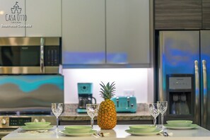 Réfrigérateur, four à micro-ondes, un four, surface de cuisson