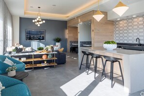 Interior - Bright East Austin 1BR w/ Gym, Pool & W/D, nr shops, by Blueground (Austin)