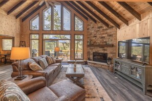 TV, fireplace, DVD player, foosball - The Lake Frieden Chalet by Innsbrook Vacations! (Innsbrook)