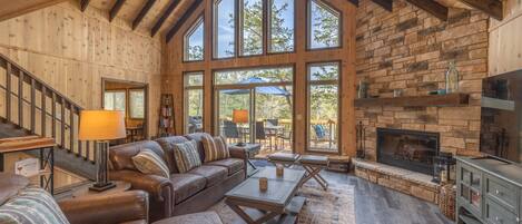 Televisión, chimenea, reproductor de DVD y futbolito