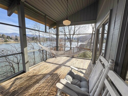 Mae`s Haven a 6 Bed- Lake Junaluska w/Private Dock