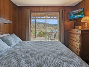 6 bedrooms, iron/ironing board, Internet, bed sheets - Mae`s Haven:  6 BR 4 BA Lakefront Home at Lake Junaluska|Pet-Friendly (Lake Junaluska)