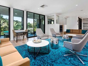 TV, stereo - Burbank 1BR w/ W/D, Pool & Gym, nr WF & TJ (Los Angeles)