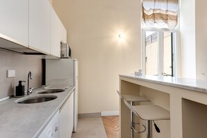 Réfrigérateur, four à micro-ondes, un four, surface de cuisson