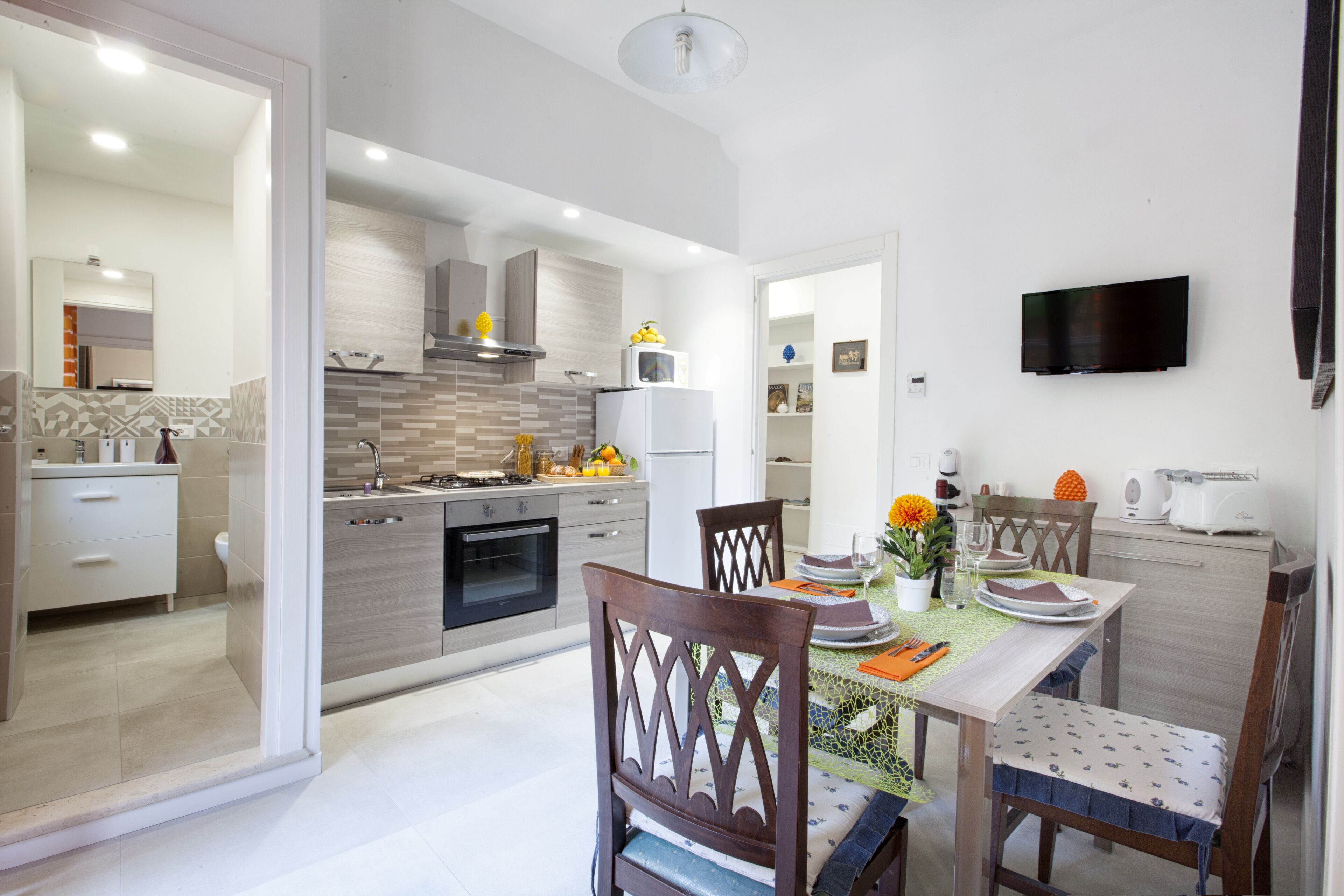 Frigorifero, microonde, forno, piano cottura