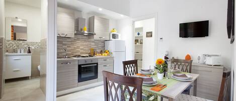 Frigorifero, microonde, forno, piano cottura