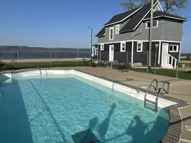 Una piscina al aire libre de temporada